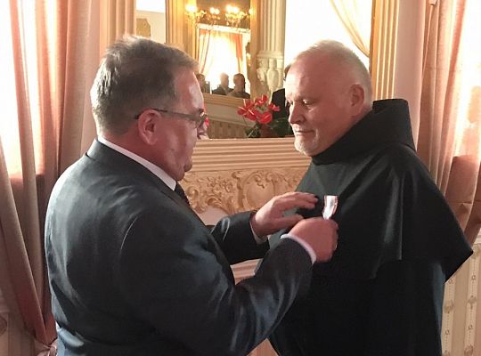 Grafika #0: O. Janusz Jędryszek odznaczony Krzyżem Wolności i Solidarności