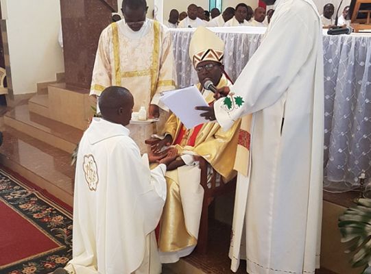 Grafika #6: Kenia: święcenia kapłańskie i diakonatu