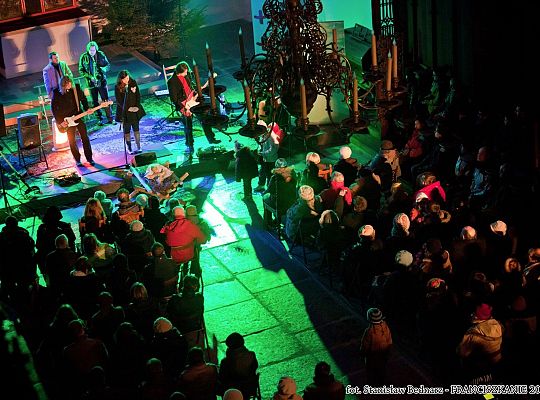 Grafika #17: Gdańsk: kolędy na macie u franciszkanów