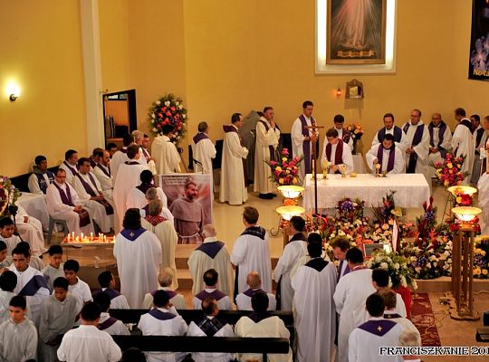 Grafika #12: Santo Domingo: pogrzeb o. Mirka Karczewskiego