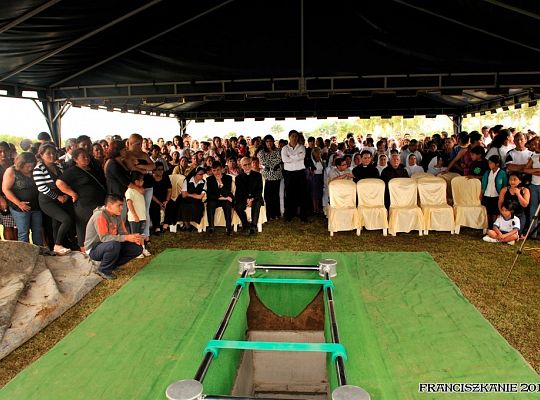 Grafika #14: Santo Domingo: pogrzeb o. Mirka Karczewskiego