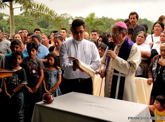 Grafika #17: Santo Domingo: pogrzeb o. Mirka Karczewskiego