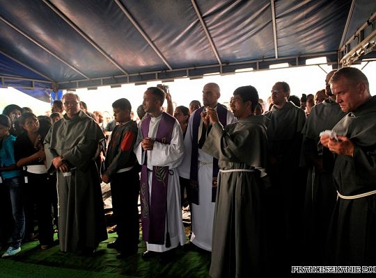 Grafika #22: Santo Domingo: pogrzeb o. Mirka Karczewskiego