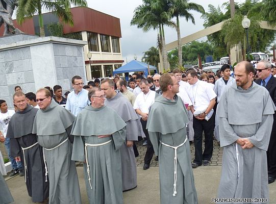 Grafika #0: Santo Domingo: pogrzeb o. Mirka Karczewskiego