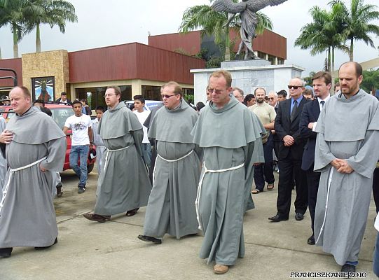 Grafika #1: Santo Domingo: pogrzeb o. Mirka Karczewskiego