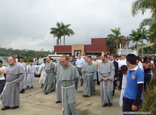 Grafika #2: Santo Domingo: pogrzeb o. Mirka Karczewskiego