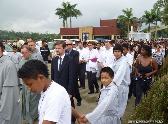 Grafika #3: Santo Domingo: pogrzeb o. Mirka Karczewskiego