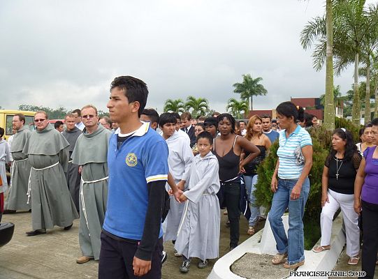 Grafika #4: Santo Domingo: pogrzeb o. Mirka Karczewskiego