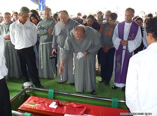 Grafika #5: Santo Domingo: pogrzeb o. Mirka Karczewskiego