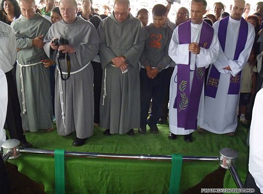 Grafika #6: Santo Domingo: pogrzeb o. Mirka Karczewskiego