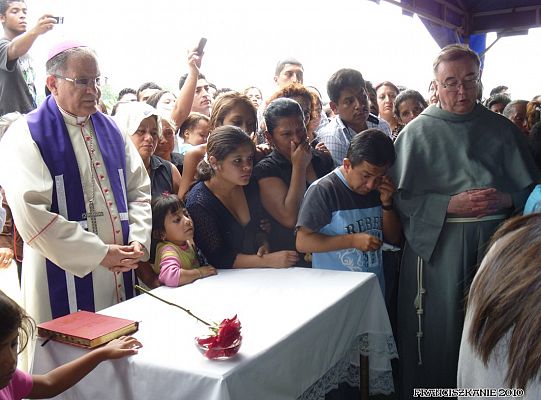 Grafika #8: Santo Domingo: pogrzeb o. Mirka Karczewskiego