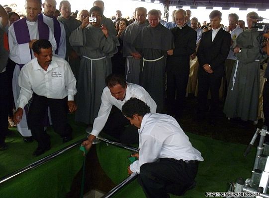 Grafika #9: Santo Domingo: pogrzeb o. Mirka Karczewskiego