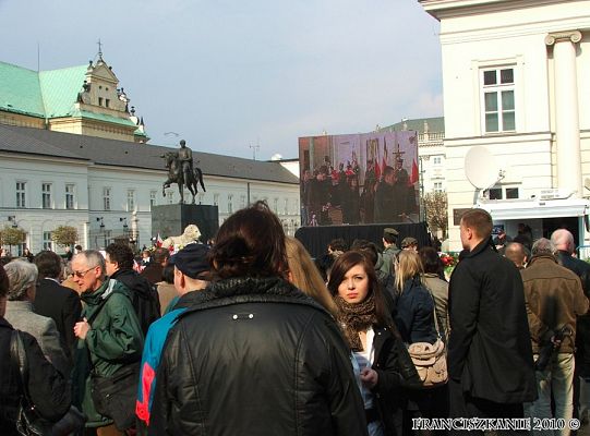 Grafika #0: Żałoba przed pałacem Prezydenta - fotorelacja