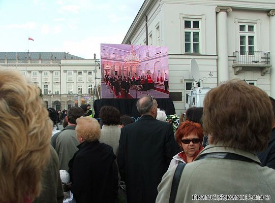 Grafika #4: Żałoba przed pałacem Prezydenta - fotorelacja