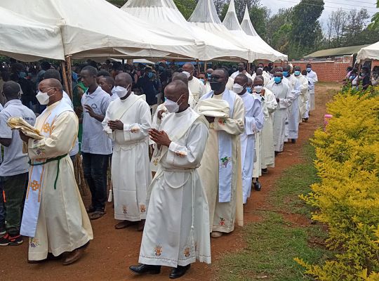 Grafika #1: Święcenia kapłańskie w Kenii