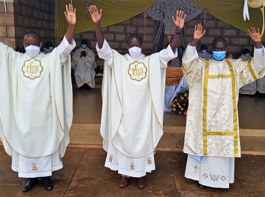 Grafika #6: Święcenia kapłańskie w Kenii